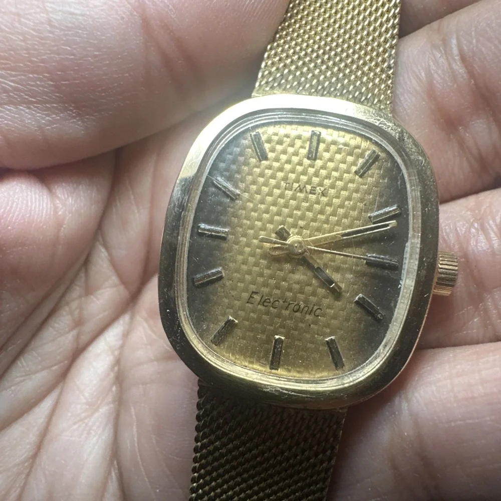 Working VTG Timex Electronic Tigers Eye Dial Cellini Style Gold Tone Watch 29mm